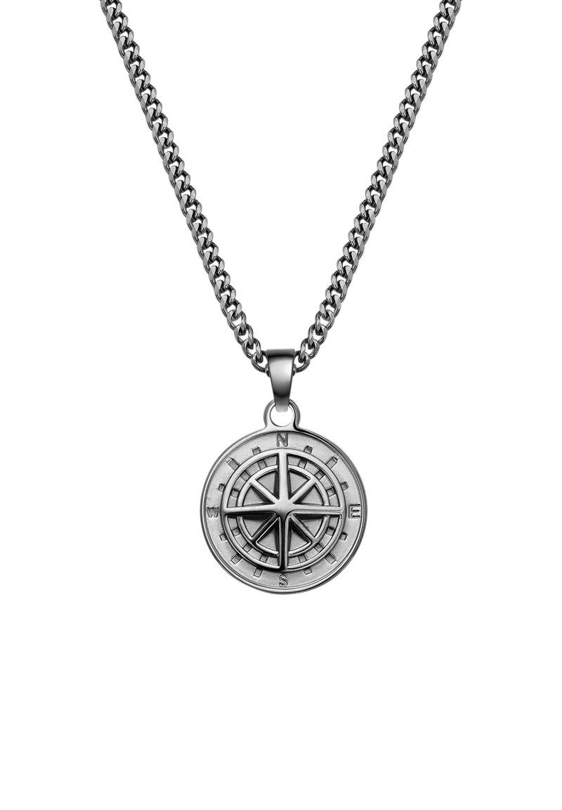 Silver chainhalsbandet har en rund kompassberlock med präglade riktmärken och en texturerad yta, som framhäver det intrikata detaljerandet.