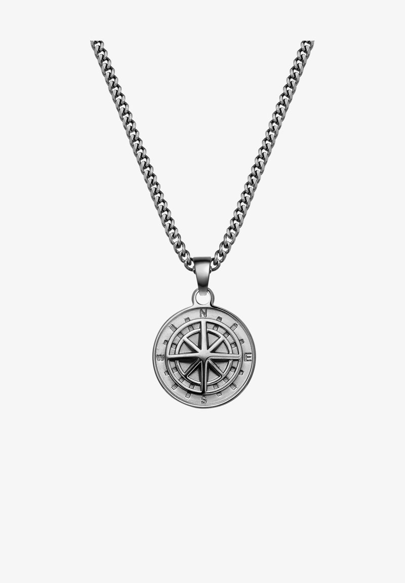 Silver chainhalsbandet har en rund kompassberlock med präglade riktmärken och en texturerad yta, som framhäver det intrikata detaljerandet.