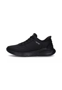 Scarpa sportiva nera con tomaia sintetica liscia, design con lacci, colletto imbottito e suola testurizzata con una leggera curvatura.
