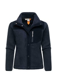 Giacca in fleece blu navy con colletto alto, tasca sul petto con zip, tessuto testurizzato e chiusura con bottoni a pressione. Include un'etichetta di accentuazione arancione.