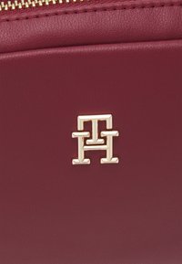 Tommy Hilfiger POPPY REFORM CAMERA BAG - Borsa a tracolla - rouge