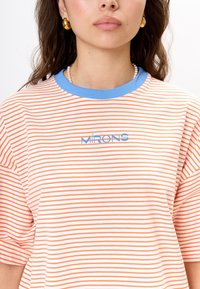 MIRONS - T-shirt z nadrukiem