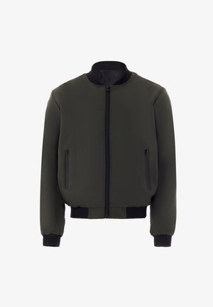 Giacca bomber in tessuto verde scuro, con zip frontale, due tasche laterali e polsini e orlo a costina. Texture liscia, design essenziale.
