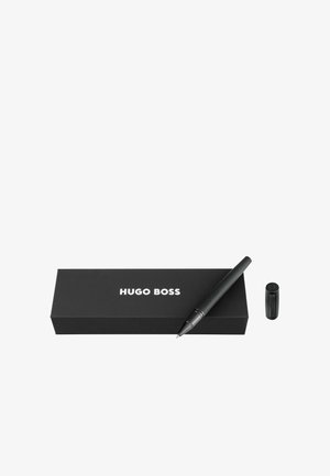 Stylo à bille noir avec une prise texturée, des accents argentés, et une boîte noire assortie marquée "Hugo Boss" en lettres blanches.