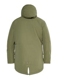 Jachetă parka de culoare verde măslin, din material texturat, dotată cu glugă, deschidere la spate și nasturi pe margine. Design cu croială dreaptă, detalii de cusături minime.