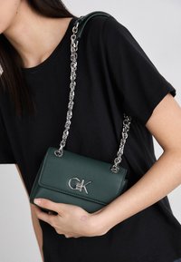 Calvin Klein RELOCK SHOULDER BAG - Rankinė - palm green