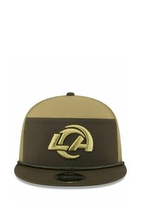 Braune und sandfarbene Snapback-Cap mit gesticktem Logo, flacher Krempe, strukturiertem Design und texturiertem Material. Verfügt über einen kontrastierenden Besatz.