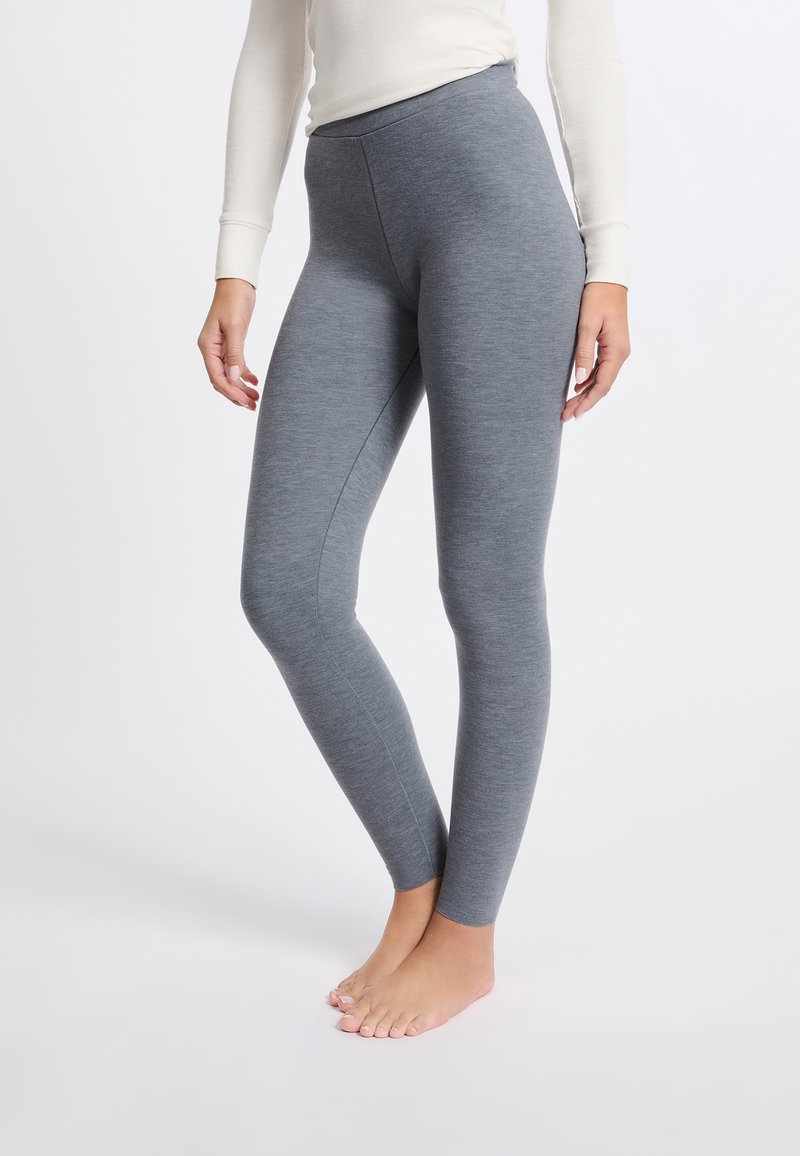 Grijze leggings gemaakt van een zachte, rekbare stof; aansluitend ontwerp met een gladde textuur en geen zichtbare naden of patronen.