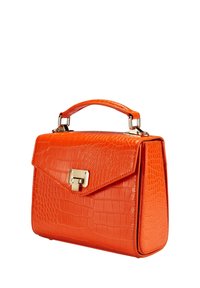 Petit sac à main orange avec texture crocodile, poignée supérieure et fermeture à clip dorée sur fond blanc.
