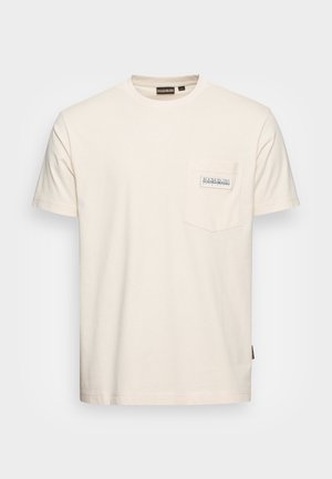 Cremefarbendes Baumwoll-T-Shirt mit rundem Halsausschnitt, kurzen Ärmeln und einer Brusttasche auf der linken Seite, die ein Logoetikett trägt.