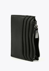 Musta nahkainen korttikotelo, jossa on neljä korttipaikkaa ja vetoketjullinen kolikkotasku, jossa on hopeanvärinen vetoketjun vetotappi.