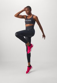 Puma 4KEEPS EVERSCULPT  - Športni modrček s srednjo podporo - black