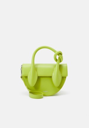Sac à main en cuir vert lime avec un corps arrondi, une anse nouée et un rabat de fermeture plat. Il dispose d'une bandoulière amovible et d'un logo en relief.