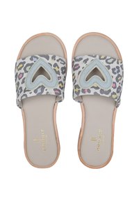 Infradito con stampa leopardata, dotate di un taglio a forma di cuore, dettagli azzurri, suola beige, materiale sintetico e una texture liscia.