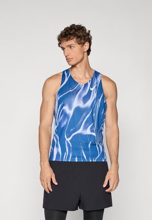Blaues ärmelloses Tank-Top mit einem weißen Wellenmuster. Hergestellt aus leichtem, atmungsaktivem Material; runder Halsauschnitt und taillierte Passform.