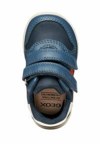 Scarpa in pelle blu con due cinturini in velcro, fodera in rete e suola in gomma bianca. Presenta un piccolo accento arancione vicino alla punta.