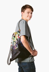 Plecak ze sznurkiem w żywych kolorach; posiada graficzny nadruk i elegancką czarną bazę. Wykonany z trwałego materiału z regulowanymi paskami.