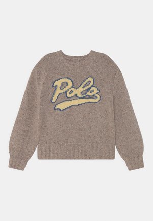 Brązowy sweter z dzianiny z bufkami na rękawach i napisem "Polo" w żółtym i niebieskim kolorze na przodzie.