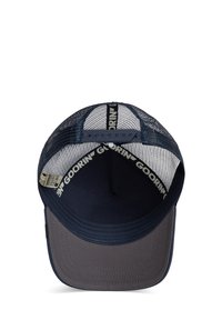 Casquette de camionneur bleu marine avec un devant uni bleu foncé, une visière grise et un dos en maille respirante. Dispose d'une fermeture à pression ajustable et d'un marquage interne.