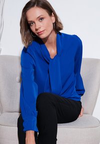 LELA REGULAR FIT niebieski