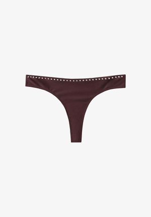 String marron foncé avec de petites clous argentés répartis uniformément le long de la ceinture.