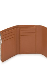 Cartera de cuero marrón con múltiples ranuras para tarjetas y un compartimento con cremallera. Textura suave con detalle de logo "TOUS" en relieve.