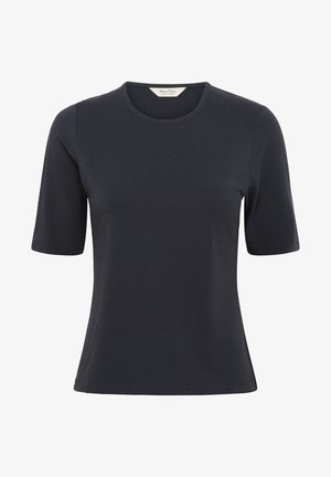 Tmavě námořnická modrá polokošile s krátkým rukávem a rovnými lemy, s malou bílou etiketou uvnitř límce.