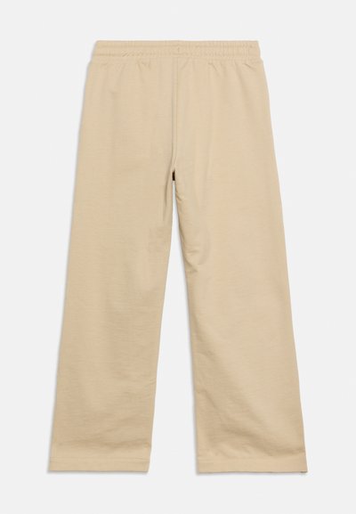 Μπεζ παντελόνι με φαρδιά μπατζάκια και ελαστική μέση, χωρίς ορατές τσέπες, με λείο ύφασμα, απλωμένο επίπεδα σε λευκό φόντο.