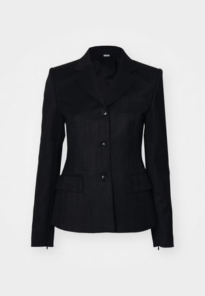 Zwarte gepersonaliseerde blazer, gestructureerd ontwerp, enkelvoudig met vijf knopen, twee voorzakken en subtiele textuurafwerking.