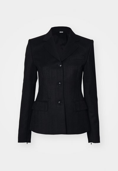 Čierny upravený blejzer, so štruktúrovaným dizajnom, jednozupňový s piatimi gombíkmi, dvoma prednými vreckami a jemne textúrovaným povrchom.