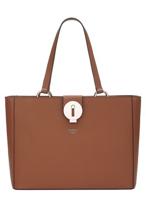 Brązowa torba typu tote Guess o fakturowanej powierzchni, z podwójnymi uchwytami i okrągłym srebrnym zapięciem na środku z przodu, poniżej którego znajduje się nazwa marki.