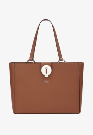 Borsa tote marrone Guess con superficie texturizzata, doppi manici e chiusura rotonda in argento al centro davanti con il nome del marchio sotto.