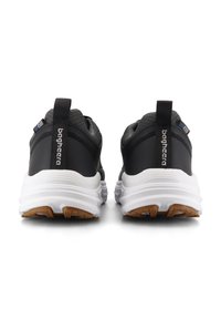 Svarta sportskor med en texturerad ovandel, vit mellansula och gummisulor. Har dragöglor och varumärke på hälen.