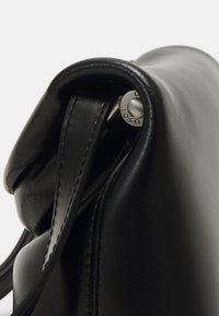 Osoi MINI FOLDER BROT - Bolso de mano - black