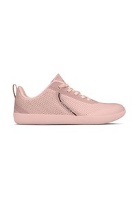 Helle rosa Sportschuh mit einem atmungsaktiven Mesh-Obermaterial, strukturiertem Finish, Gummisohle und kontrastierendem schwarzen Logodetail an der Seite.