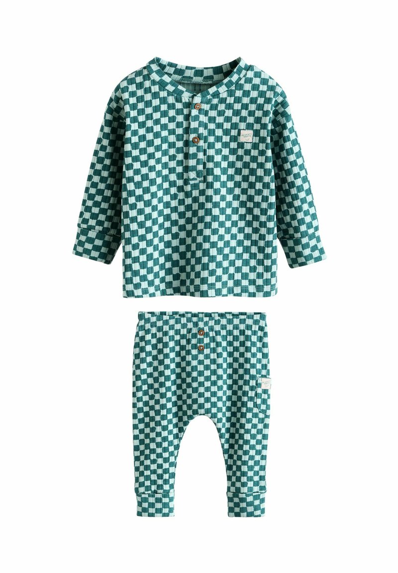 Groen en witte geblokte babyoutfit, bestaande uit een langemouwen top met knoopsluiting en bijpassende joggerbroeken met een elastische tailleband.