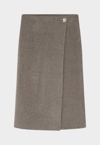 Φούστα μάλλινη μέχρι το γόνατο σε απαλή απόχρωση ταουπέ, με επικαλυπτόμενο μπροστινό πάνελ που στερεώνεται στη μέση με ένα μοναδικό γυαλιστερό ασημένιο κουμπί.