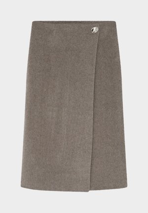 Vlněná zavinovací sukňa po kolená v tlmenej šedej farbe s prekrytým predným dielom upevneným jediným lesklým strieborným gombíkom v páse.