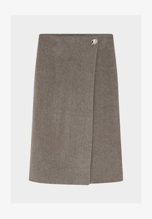 Uldnederdel i knælængde i dæmpet taupe med overlappende frontpanel, der er fastgjort med en enkelt blank sølvknap ved taljen.