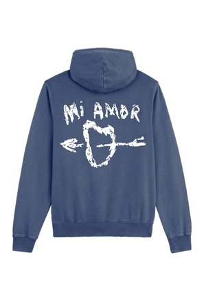 Granatowa bluza z kapturem z białą grafiką strzały przebijającej serce oraz tekstem "Mi Amor" na plecach.