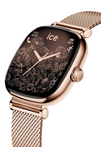 Orologio smartwatch in rosa oro con schermo nero, incisione floreale, lancette bianche e cinturino a maglia. Mostra la data, il marchio 'ice' e il livello della batteria.