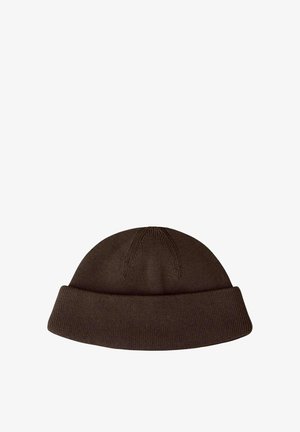 Gehaakte grijze beanie, geribbelde structuur; lichtpaarse mouwloze trui met hoge kraag en ritsdetails. Donkere lange mouwen top eronder.
