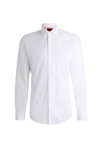 Biała koszula z długim rękawem wykonana z lekkiego materiału, z klasycznym kołnierzem, zapięciem na całej długości przodu na guziki oraz zaokrąglonym dołem. Prosta, gładka faktura.
