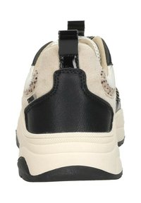 Zwart en beige sneaker met een bovenwerk van suede en mesh, een gewatteerde kraag, een trekhaak en een dikke witte middenzool met een zwarte buitenzool.