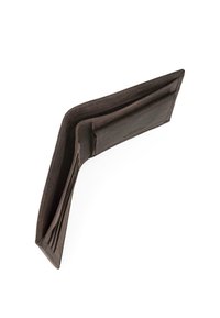 Cartera de cuero marrón oscuro con un diseño elegante y minimalista, que cuenta con múltiples ranuras para tarjetas y un compartimento para billetes. Superficie texturizada.