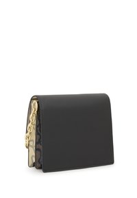 Bolso de cuero negro con correa de cadena dorada y secciones interiores de patrón azul y beige visibles, mostrado en un ligero ángulo sobre un fondo blanco.