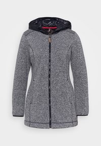 Giacca a maglia grigia con cappuccio lucido nero, zip frontale, tasche laterali e fodera rossa a contrasto. Presenta una silhouette aderente e una texture liscia.