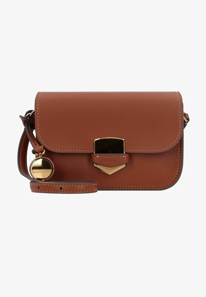 Braune Leder-Handtasche mit einer Klappenverschluss, goldfarbener Hardware und einem abnehmbaren runden Charme. Besitzt kontrastierende Nähte und eine strukturierte Form.