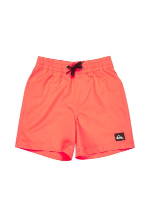 Jasnoróżowe kąpielówki z czarnym sznurkiem ściągającym i małą czarną naszywką z logo na lewej nogawce, elastyczny pas, płaskie przeszycia z przodu.