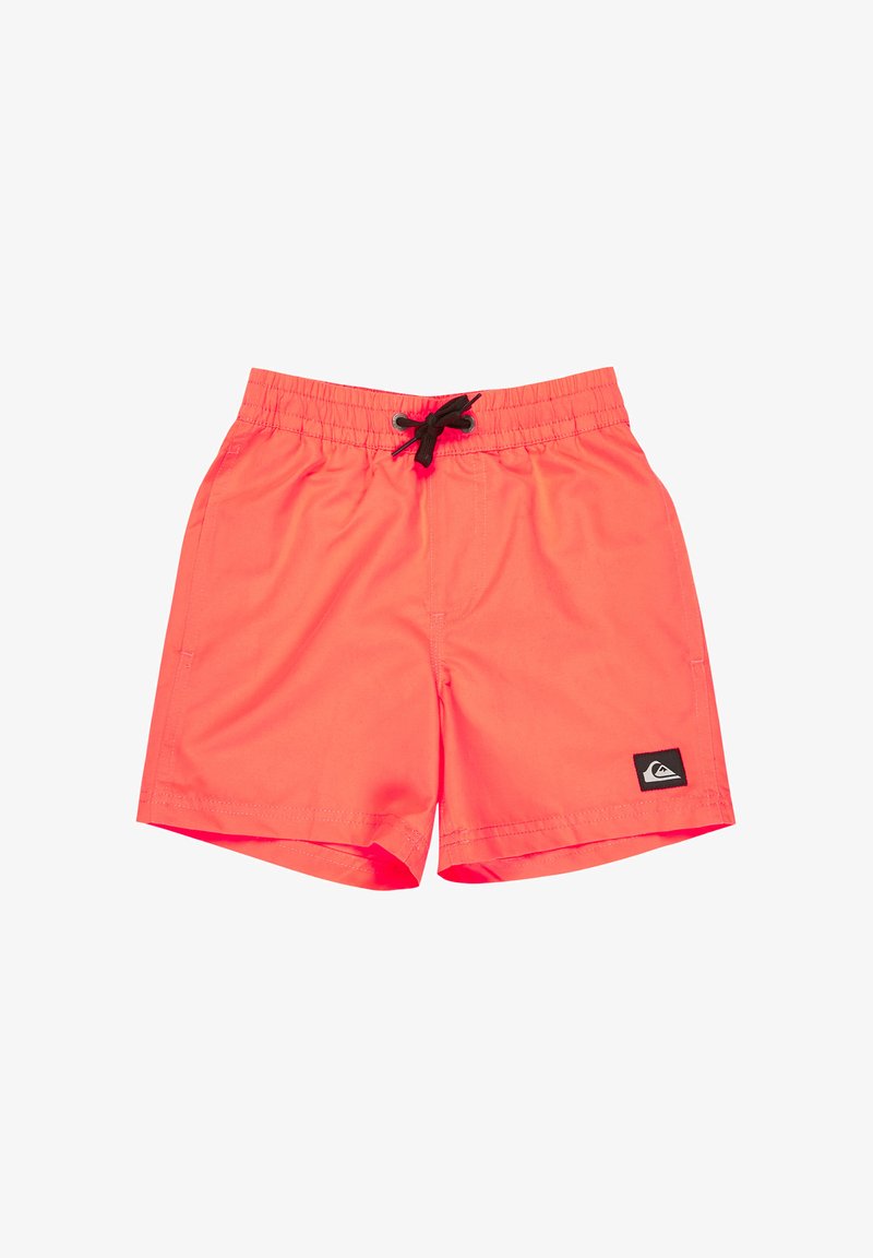 Jasnoróżowe kąpielówki z czarnym sznurkiem ściągającym i małą czarną naszywką z logo na lewej nogawce, elastyczny pas, płaskie przeszycia z przodu.